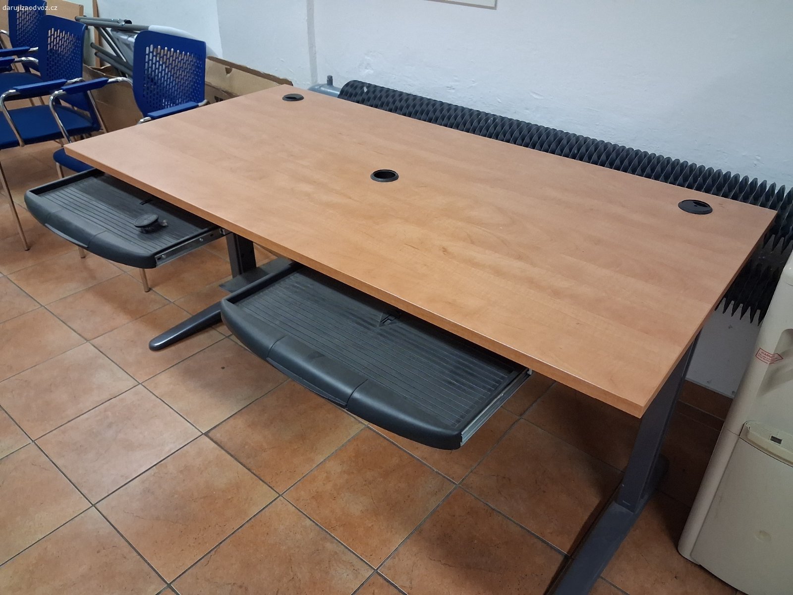 DARUJI PC STŮL. KANCELÁŘSKÝ PC STŮL, MÁME DVA, VÝŠKA 74 CM, DESKA STOLU 80x 160cm.
NUTNÝ ODVOZ Z PRAHY 6, URALSKÁ ULICE.
