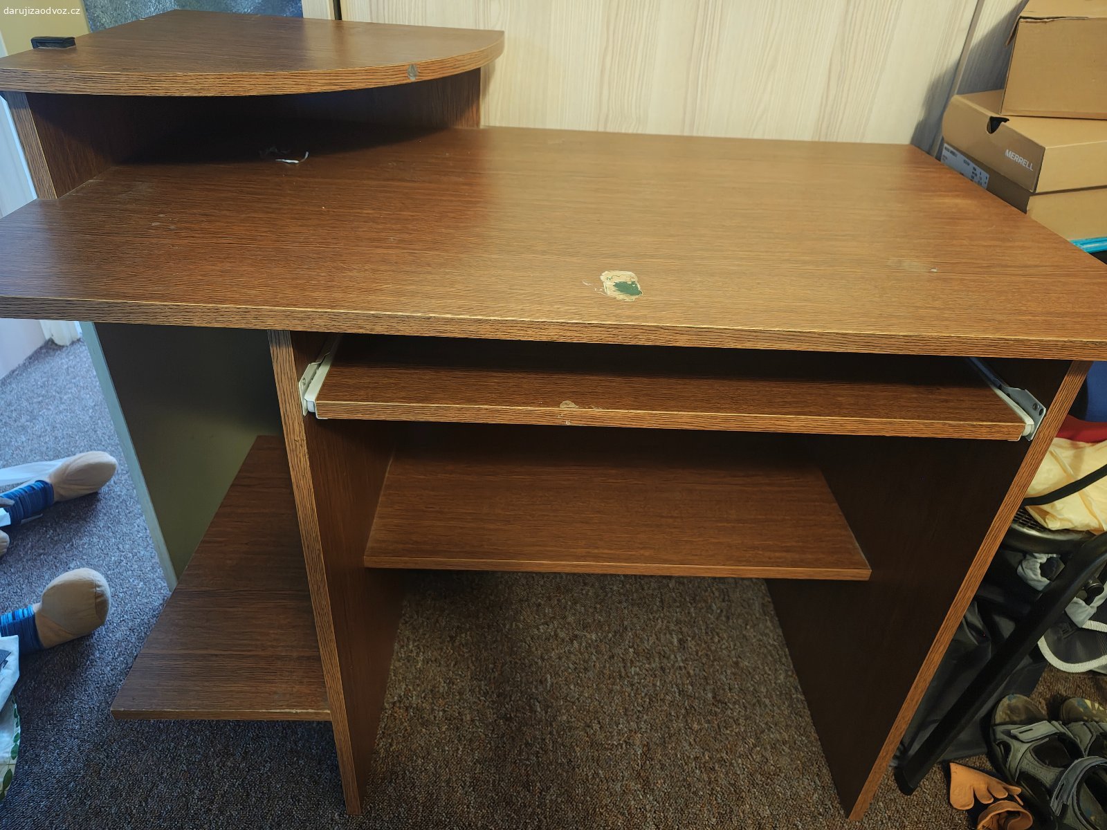 Daruji pc stůl. stul dlouhy 100cm hluboky 60cm a vysoky 75cm.