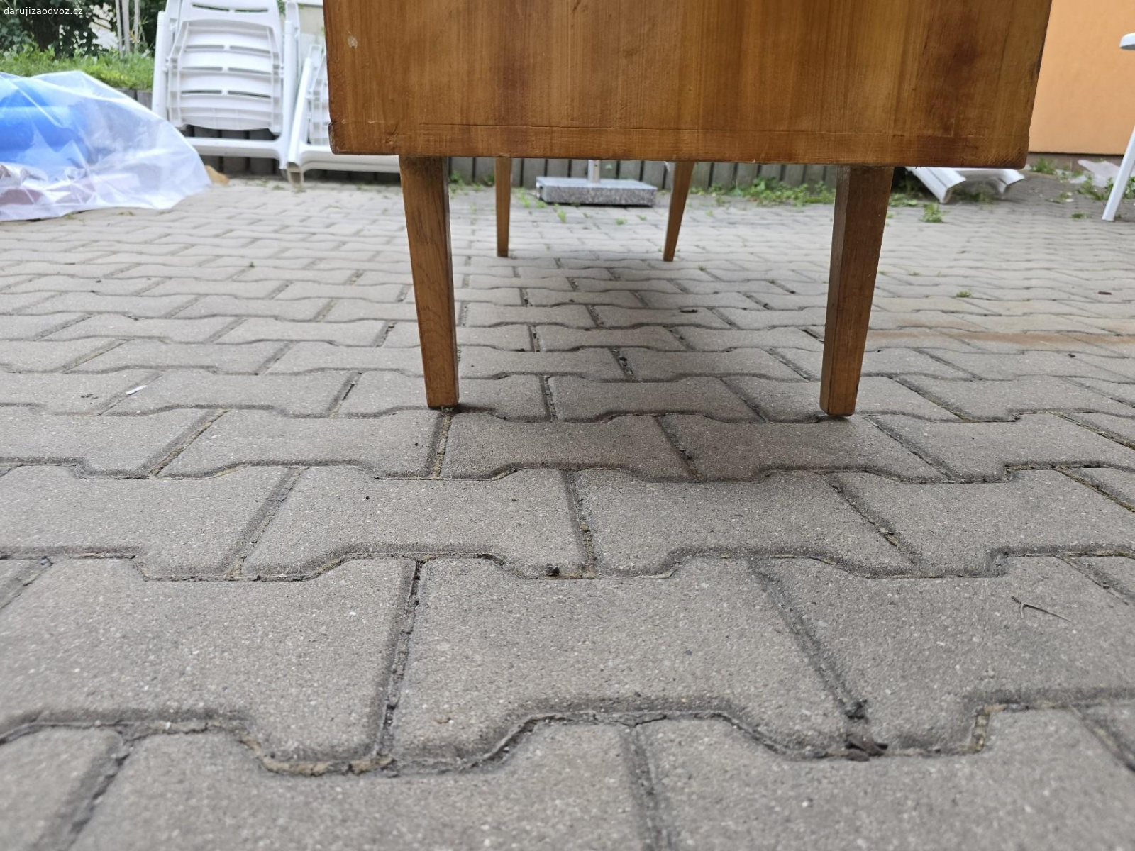 daruji peřiňák. daruji peřiňák viz foto, jedna noha nestabilní