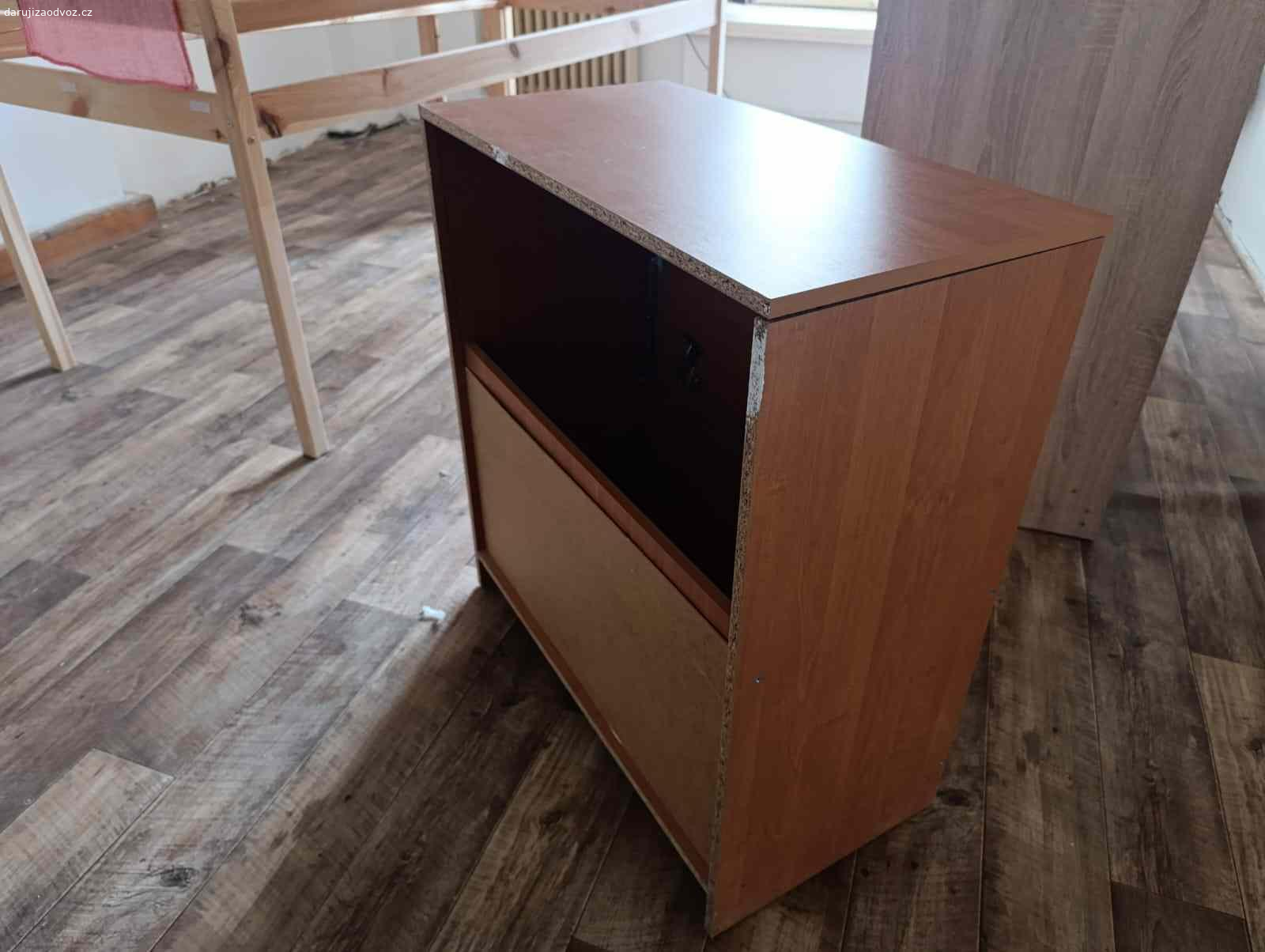 Daruji peřiňák. Daruji za odvoz velmi pěkný peřiňák, nám se do nového bytu už nevejde. Jediná vada je, že chybí v zadu sololit. Měli jsme ho ale u zdi,tak nám to nijak zvlášť nevadilo. Peřiňák je už demontován.