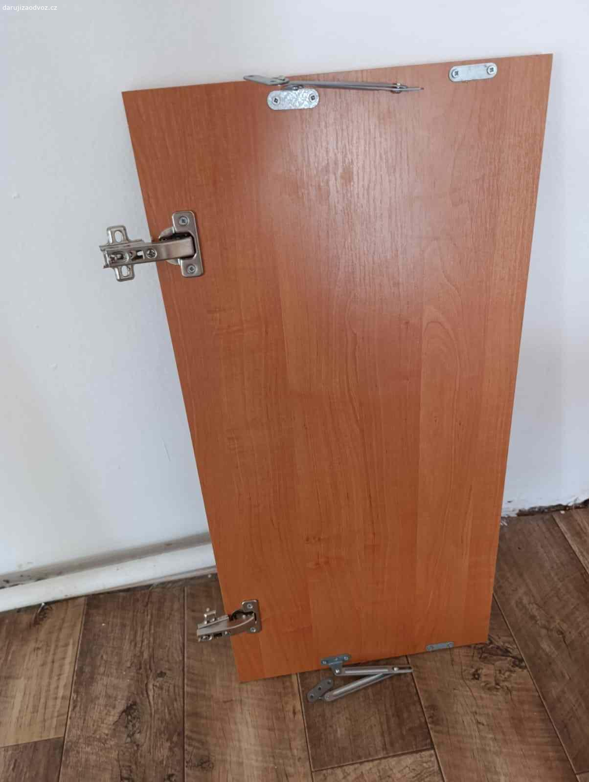 Daruji peřiňák. Daruji za odvoz velmi pěkný peřiňák, nám se do nového bytu už nevejde. Jediná vada je, že chybí v zadu sololit. Měli jsme ho ale u zdi,tak nám to nijak zvlášť nevadilo. Peřiňák je už demontován.