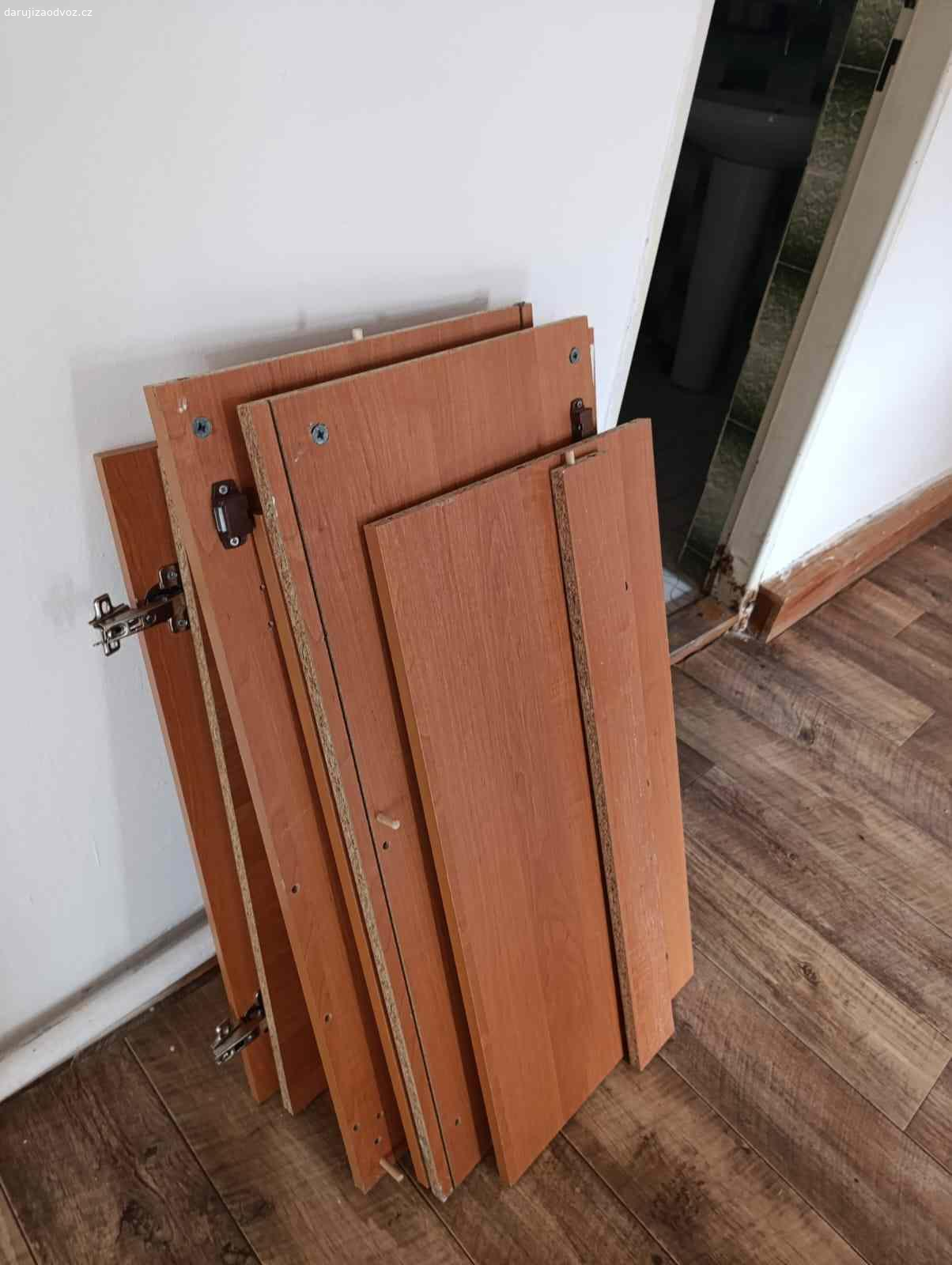 Daruji peřiňák. Daruji za odvoz velmi pěkný peřiňák, nám se do nového bytu už nevejde. Jediná vada je, že chybí v zadu sololit. Měli jsme ho ale u zdi,tak nám to nijak zvlášť nevadilo. Peřiňák je už demontován.