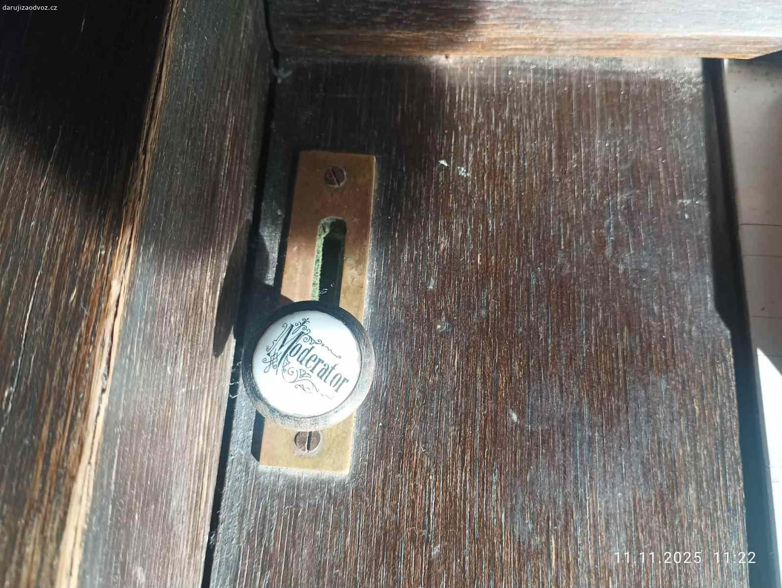 Daruji pianino. Daruji pianino, které jsem si přivezl z baru v centru Prahy. Je funkční včetně pedálu. Po straně ztišovací páčka. Je staršího data a hodně popraskané, pravá noha nakřáplá - nemá vliv na stabilitu nástroje, bude nutné naladit. Do nového bytu se nevejde. Je ve třetím patře domu se schody bez výtahu, nutný vlastní odvoz.