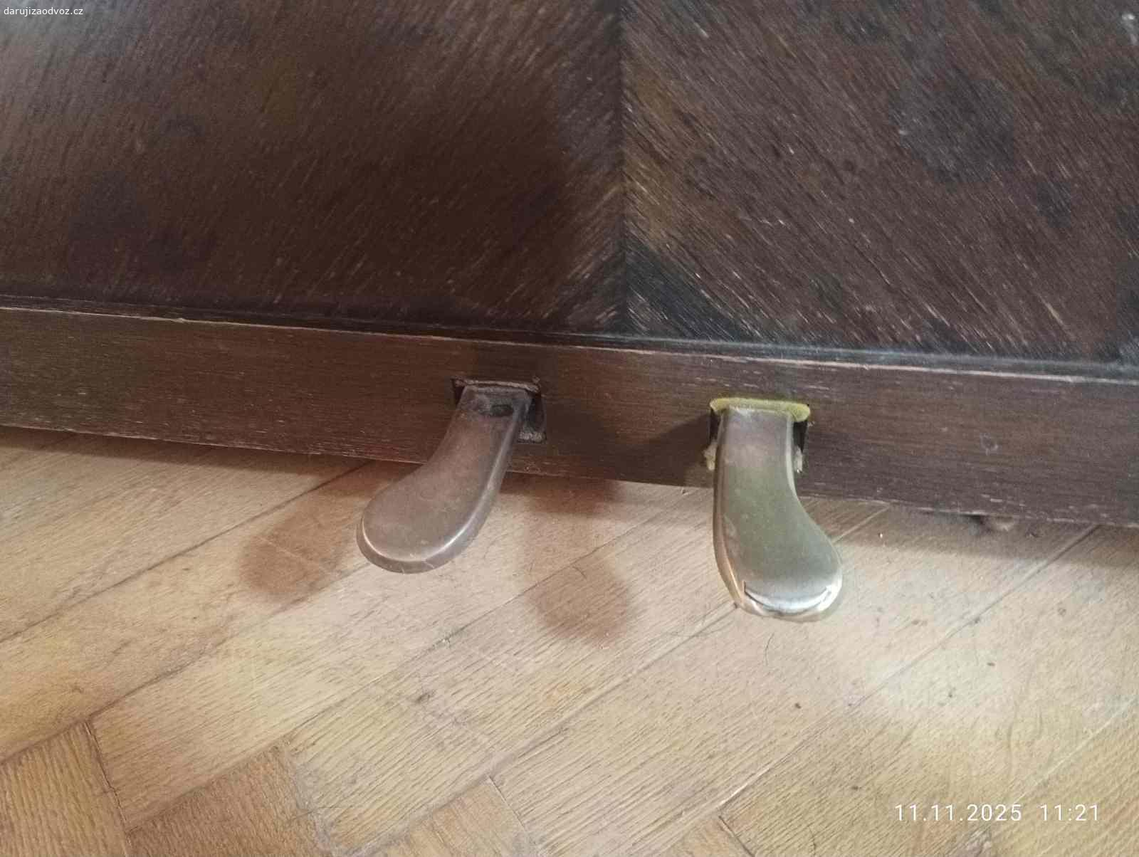 Daruji pianino. Daruji pianino, které jsem si přivezl z baru v centru Prahy. Je funkční včetně pedálu. Po straně ztišovací páčka. Je staršího data a hodně popraskané, pravá noha nakřáplá - nemá vliv na stabilitu nástroje, bude nutné naladit. Do nového bytu se nevejde. Je ve třetím patře domu se schody bez výtahu, nutný vlastní odvoz.