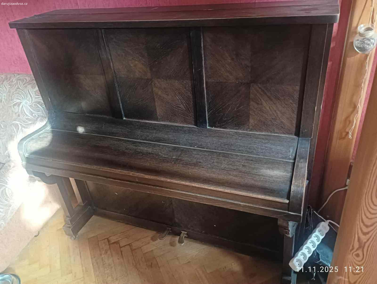 Daruji pianino. Daruji pianino, které jsem si přivezl z baru v centru Prahy. Je funkční včetně pedálu. Po straně ztišovací páčka. Je staršího data a hodně popraskané, pravá noha nakřáplá - nemá vliv na stabilitu nástroje, bude nutné naladit. Do nového bytu se nevejde. Je ve třetím patře domu se schody bez výtahu, nutný vlastní odvoz.