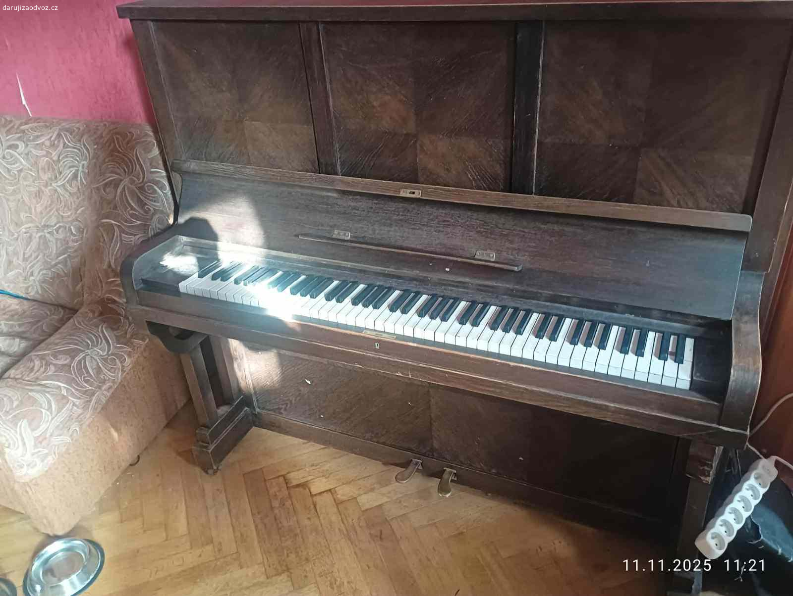 Daruji pianino. Daruji pianino, které jsem si přivezl z baru v centru Prahy. Je funkční včetně pedálu. Po straně ztišovací páčka. Je staršího data a hodně popraskané, pravá noha nakřáplá - nemá vliv na stabilitu nástroje, bude nutné naladit. Do nového bytu se nevejde. Je ve třetím patře domu se schody bez výtahu, nutný vlastní odvoz.