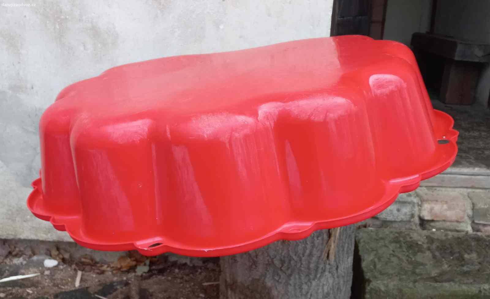 Daruji plastové pískoviště/bazének ve tvaru oblaku. Daruji 2 (modré a červené, lze i jednotlivě) plastové pískoviště/bazénky ve tvaru obláčku, nesou známky používání, snadno přenositelné, rozměry jsou: 74 x 90 x 19 (v) cm.