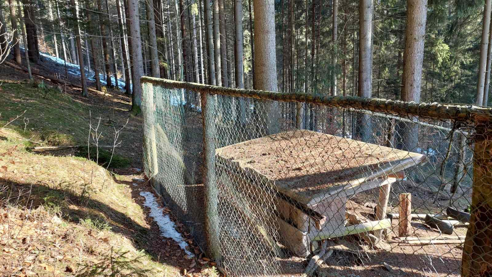 Daruji pletivo za odvoz. Daruji pletivo poplastované ,oka  4cm  ,Přes  něj  je ještě králikářské pletivo ,
Výška 200cm délka 38 m Dříve voliera pro bažanty,zachovalá