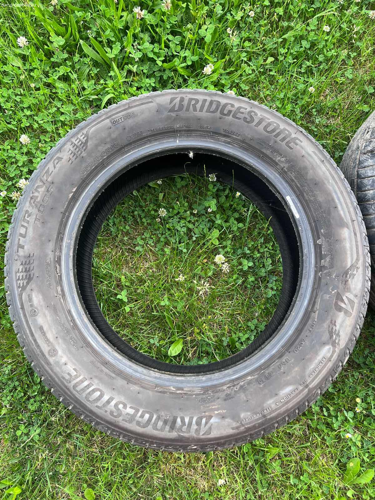 Daruji pneumatiky. Bridgestone letní pneumatiky, 205/60 R16, DOT 2920, 4kusy - z toho v jedné je hřebík a jedna je z boku prořízlá cca 2 cm (viz. fotografie). Nutné odvézt jako komplet.