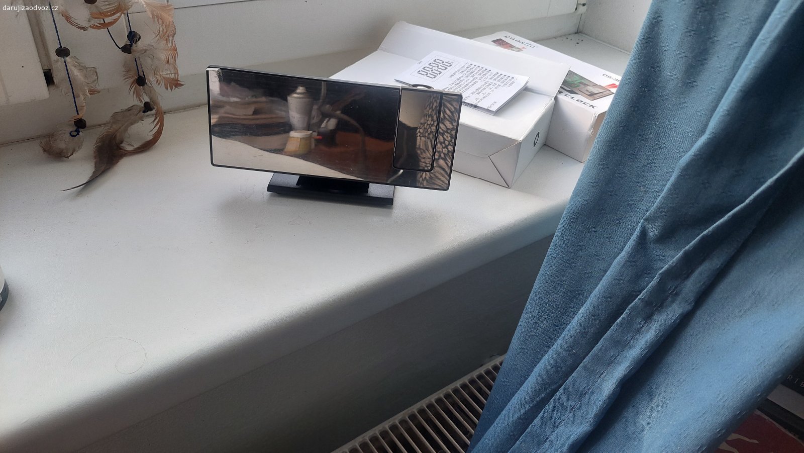 Daruji podsvícené digitální hodiny s teploměrem. Digitální hodiny s budíkem, teploměrem a  LED podsvícením. Nepoužité, byl to nevhodný dárek, co nám nesedí do stylu :) Daruji za poštovné nebo odvoz.