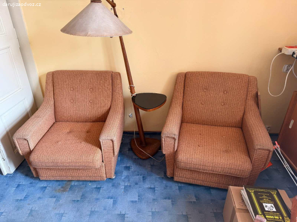 Daruji pohodlná zachovalá retro křesla