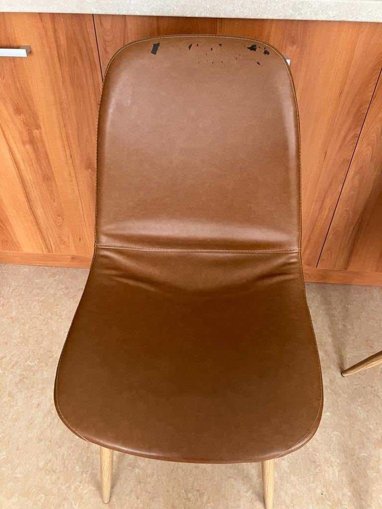 Daruji pohodlné židle. Daruji za odvoz 4 židle, velmi pohodlné, potažené hnědou koženkou. Ta se drolí a odlupuje, viz foto. Výška sedáku je 47 cm.