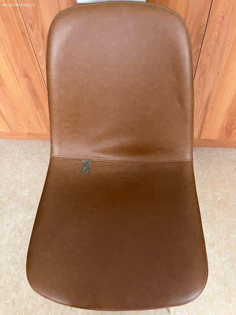 Daruji pohodlné židle. Daruji za odvoz 4 židle, velmi pohodlné, potažené hnědou koženkou. Ta se drolí a odlupuje, viz foto. Výška sedáku je 47 cm.
