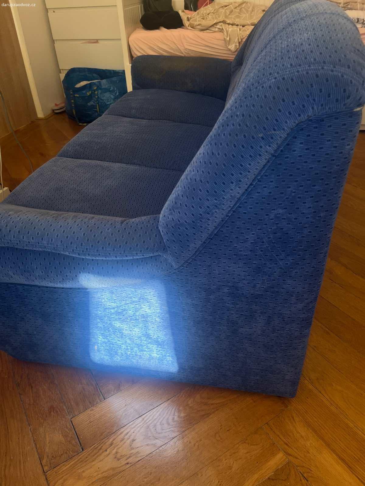 Daruji pohovku. Potřebuje renovaci. Celkově pohodlné; vyzvednutí do 12. září.