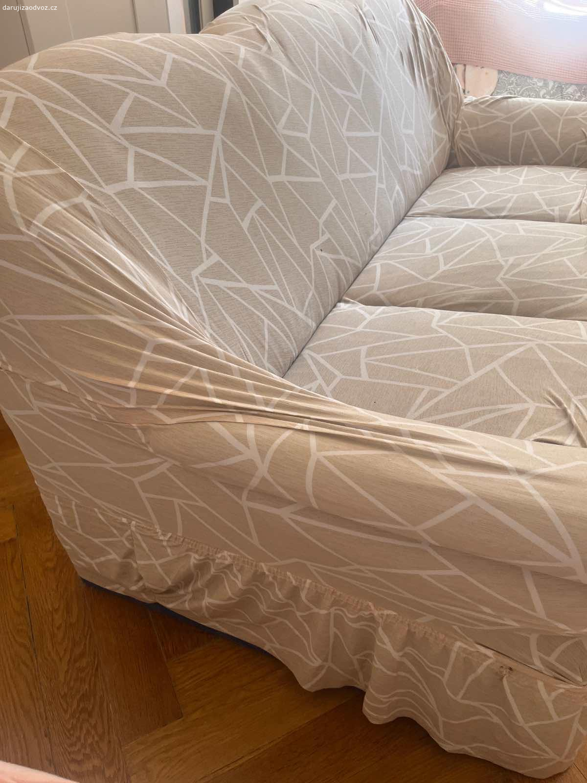 Daruji pohovku. Potřebuje renovaci. Celkově pohodlné; vyzvednutí do 12. září.