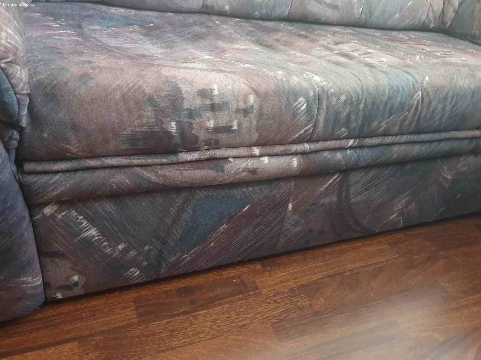 Daruji pohovku. Pohovka, v použitém, dobrém stavu, nebyla příliš používána k sezení, spíš jako odkládací prostor pro oblečení :) je i rozkládací, lze využít i malý úložný prostor na plakáty atd.
Stav viz foto