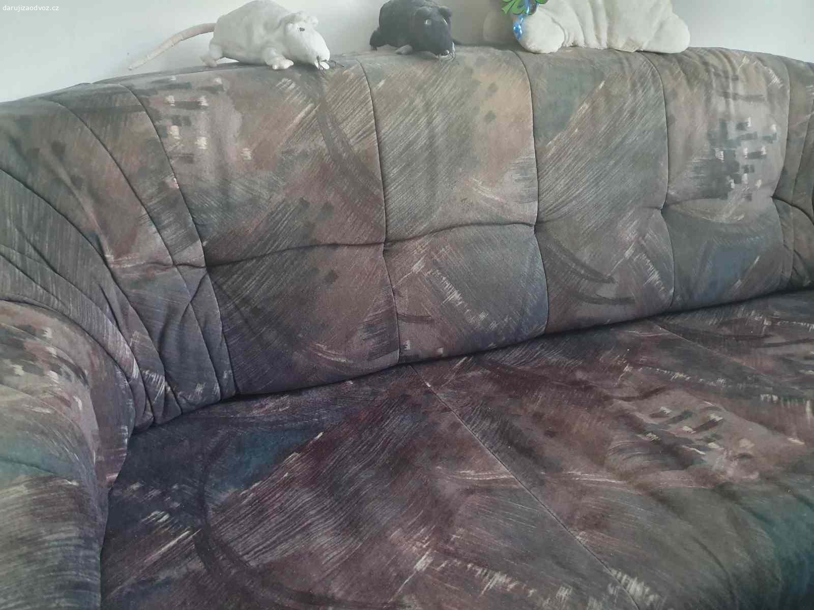 Daruji pohovku. Pohovka, v použitém, dobrém stavu, nebyla příliš používána k sezení, spíš jako odkládací prostor pro oblečení :) je i rozkládací, lze využít i malý úložný prostor na plakáty atd.
Stav viz foto