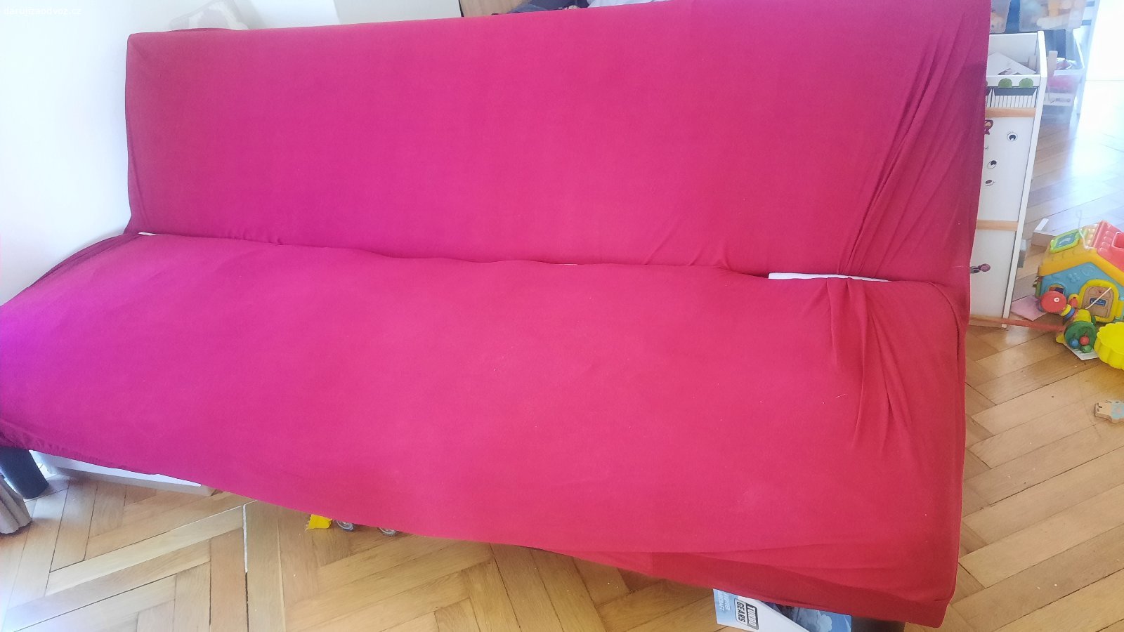 Daruji pohovku. Daruji hezkou a funkční pohovku s potahem,  rozměry 170 × 52 cm, vyška nožiček 20cm , použité několik let pohodlná a v dobrém stavu. Polštáře nejsou součástí.