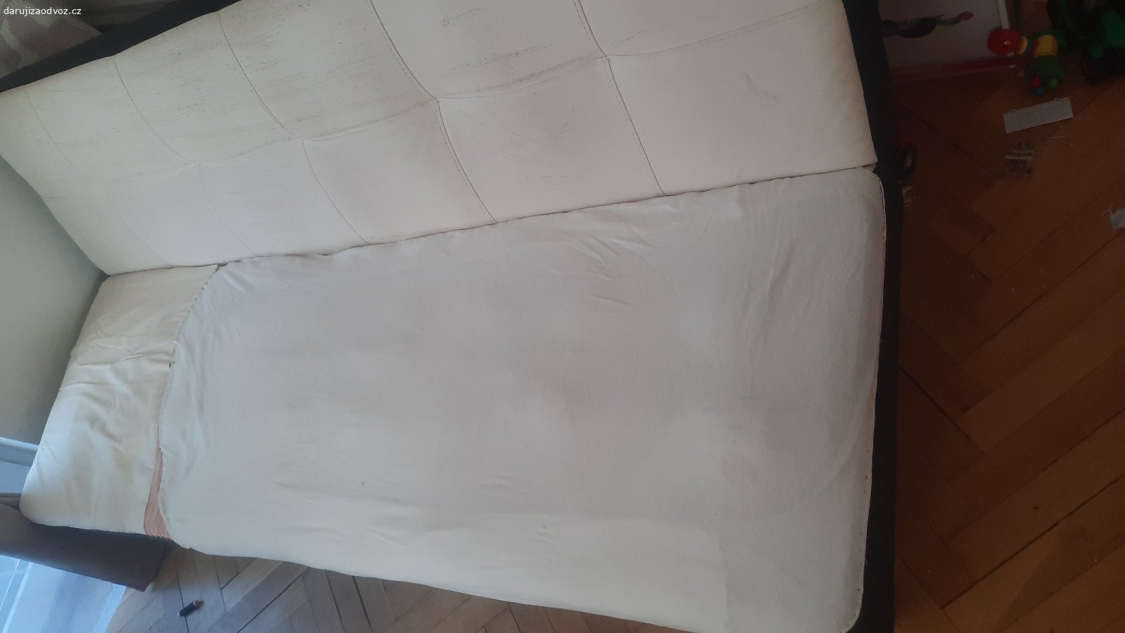 Daruji pohovku. Daruji hezkou a funkční pohovku s potahem,  rozměry 170 × 52 cm, vyška nožiček 20cm , použité několik let pohodlná a v dobrém stavu. Polštáře nejsou součástí.