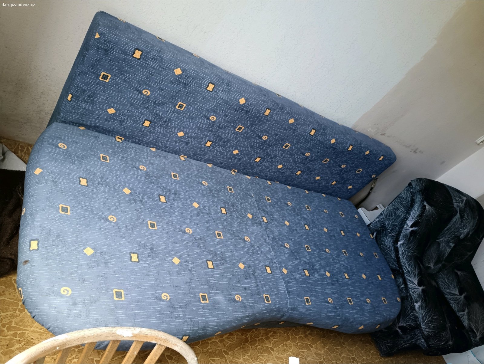 Daruji pohovku. Daruji za odvoz pohovku s úložným prostorem. Vhodná třeba na chatu. Délka 200 cm, šířka 100 cm. K vyzvednutí ve Fryčovicích, okr. Frýdek-Místek.