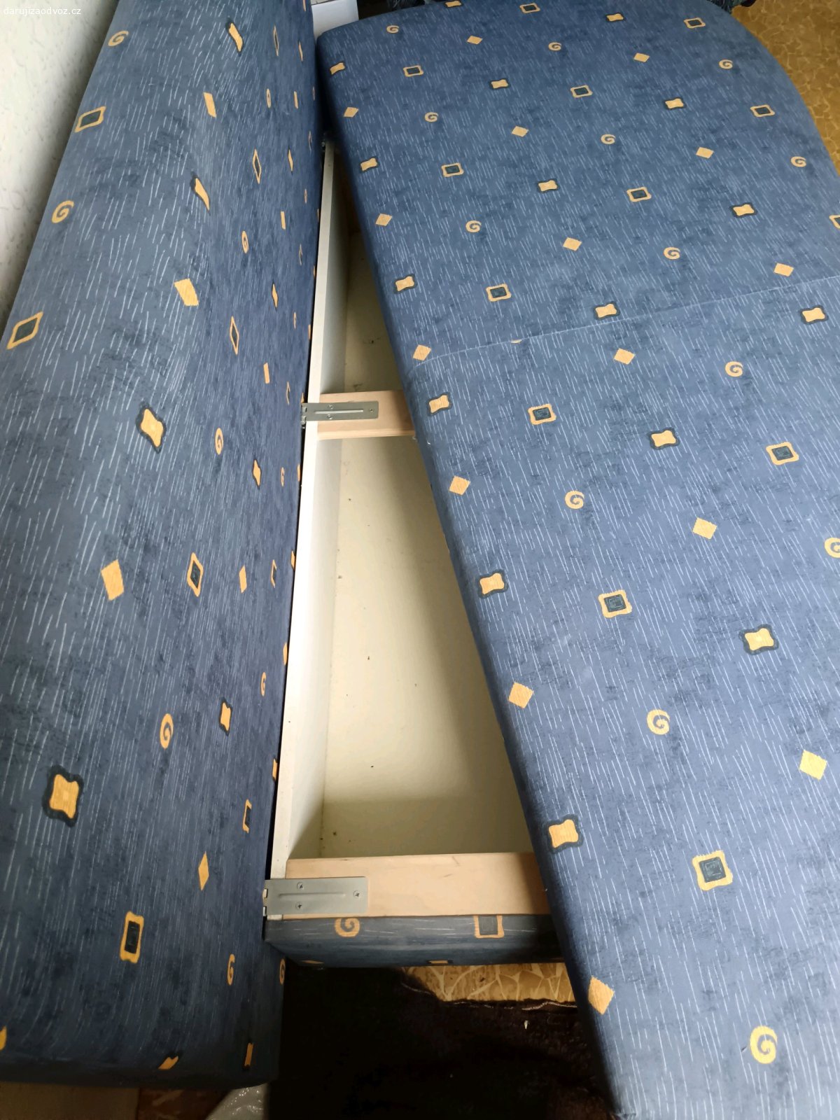 Daruji pohovku. Daruji za odvoz pohovku s úložným prostorem. Vhodná třeba na chatu. Délka 200 cm, šířka 100 cm. K vyzvednutí ve Fryčovicích, okr. Frýdek-Místek.