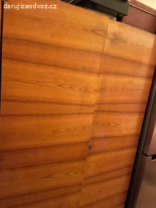 Daruji police, skříně