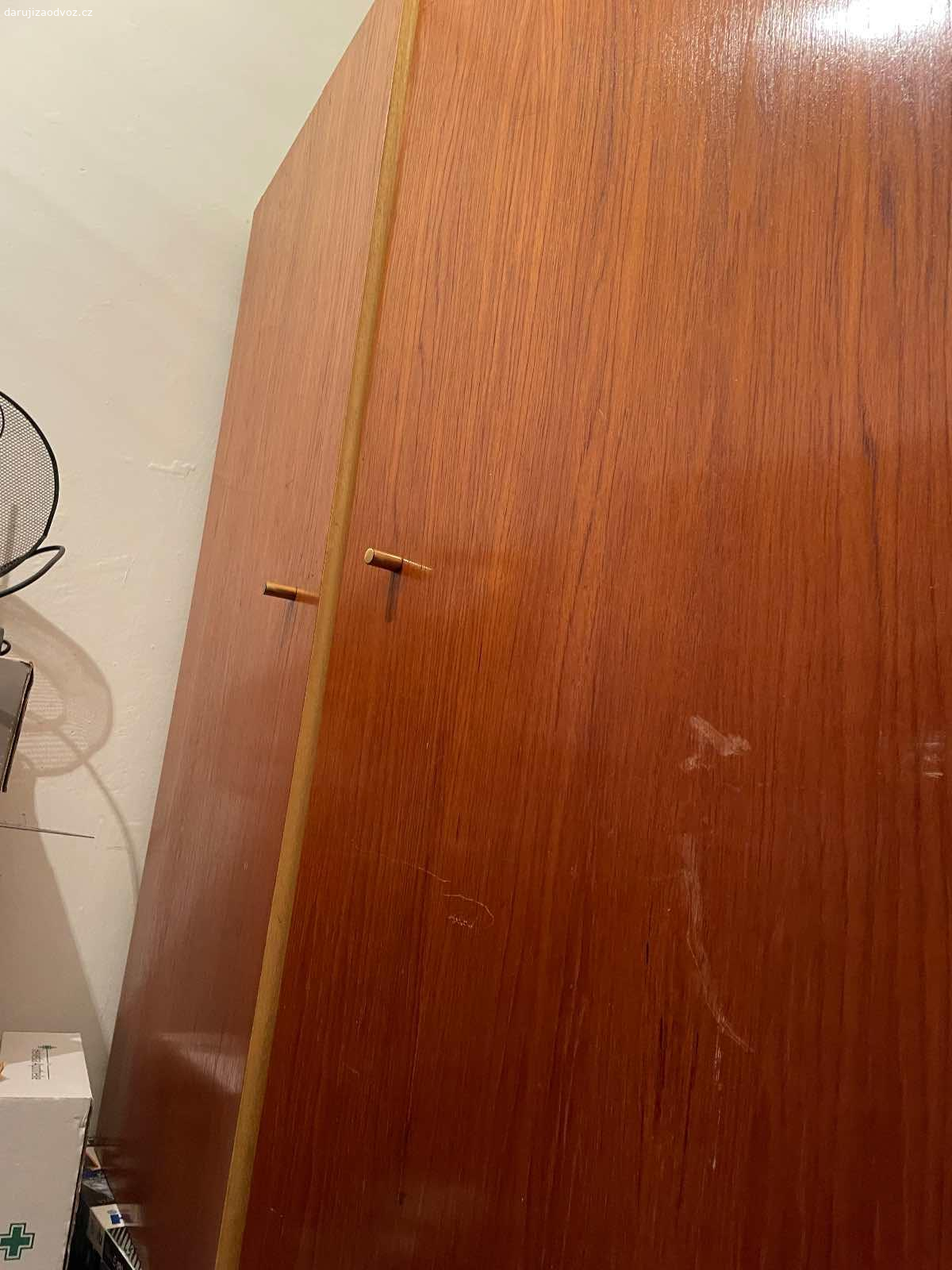 Daruji police, skříně. 4 police, 2 skříně, 2 skříně od nábytkové stěny, věšák