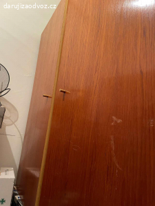 Daruji police, skříně