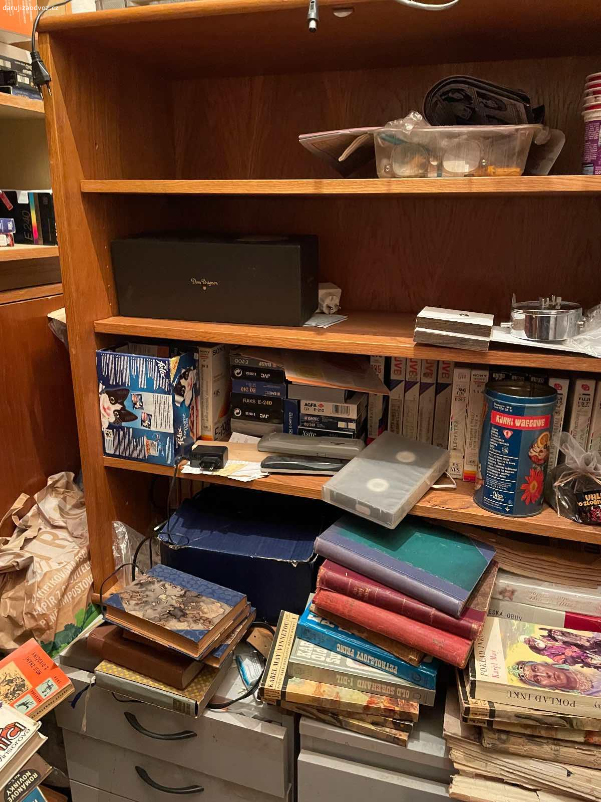 Daruji police, skříně. 4 police, 2 skříně, 2 skříně od nábytkové stěny, věšák