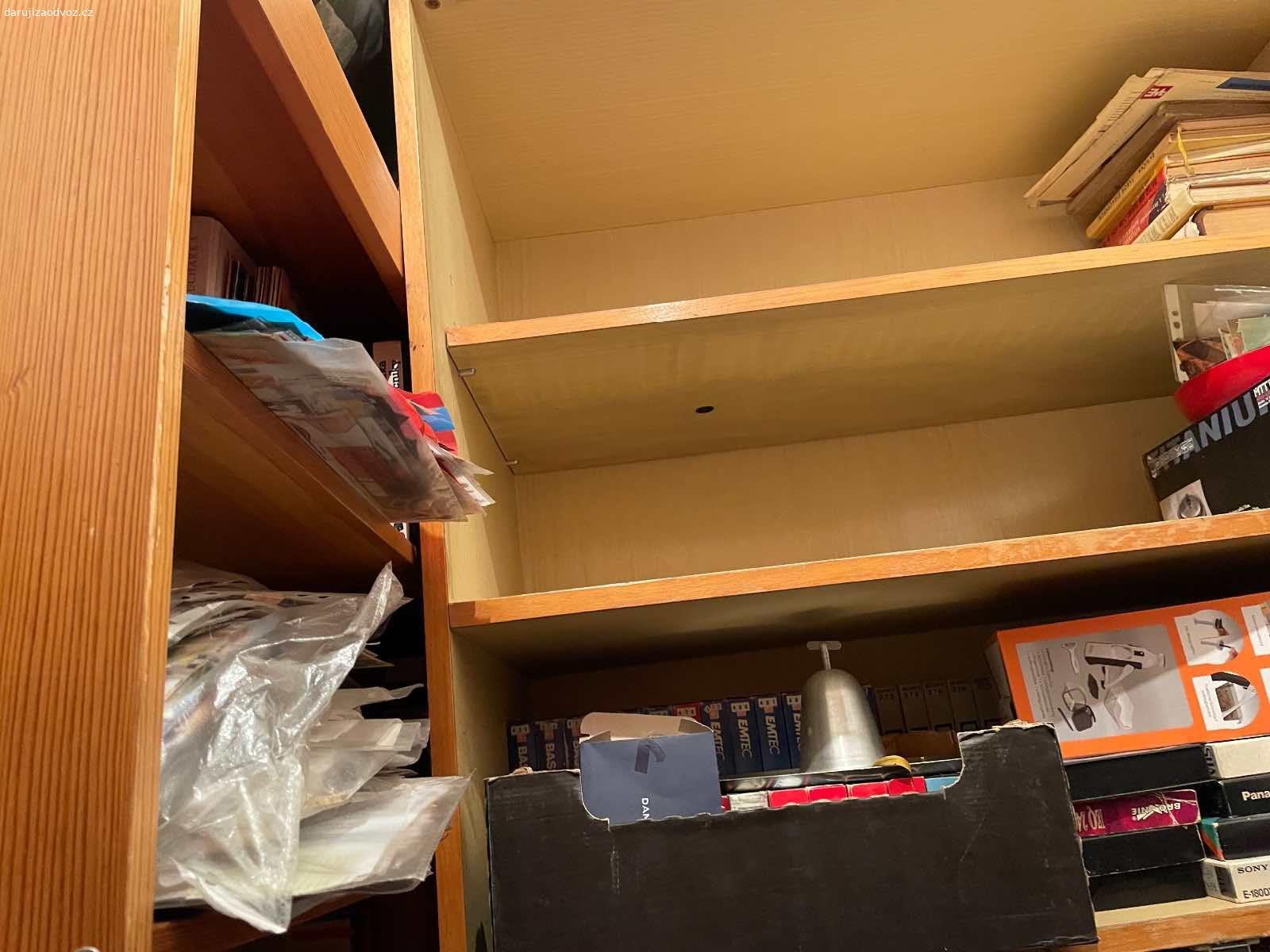 Daruji police, skříně. 4 police, 2 skříně, 2 skříně od nábytkové stěny, věšák