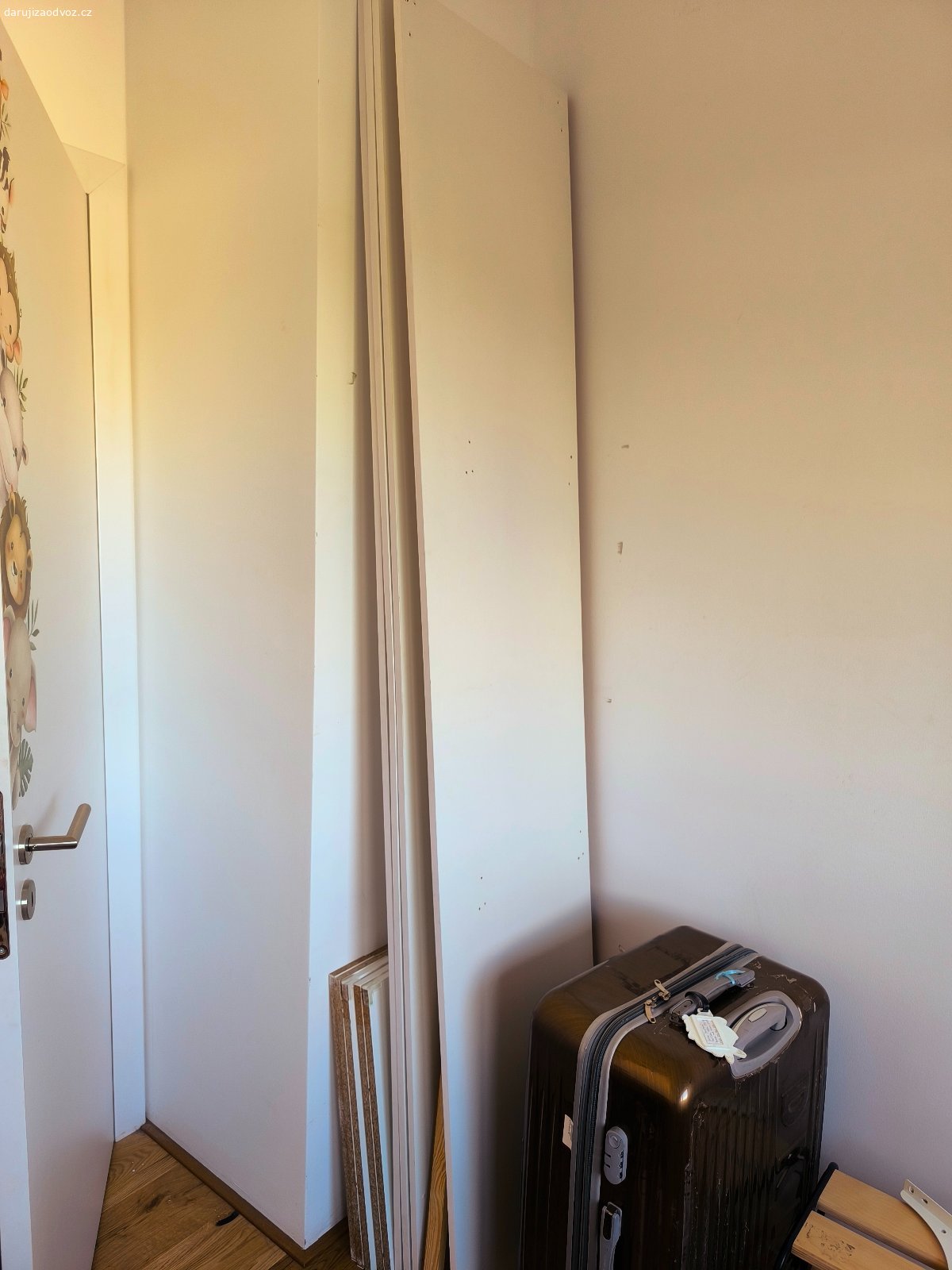 Daruji poličky / nábytkové díly (různé velikosti). Daruji za odvoz police a díly různých velikostí (2400 mm x 600 mm, 800 mm x 300 mm a další). Osobní odběr v Boršově nad Vltavou.