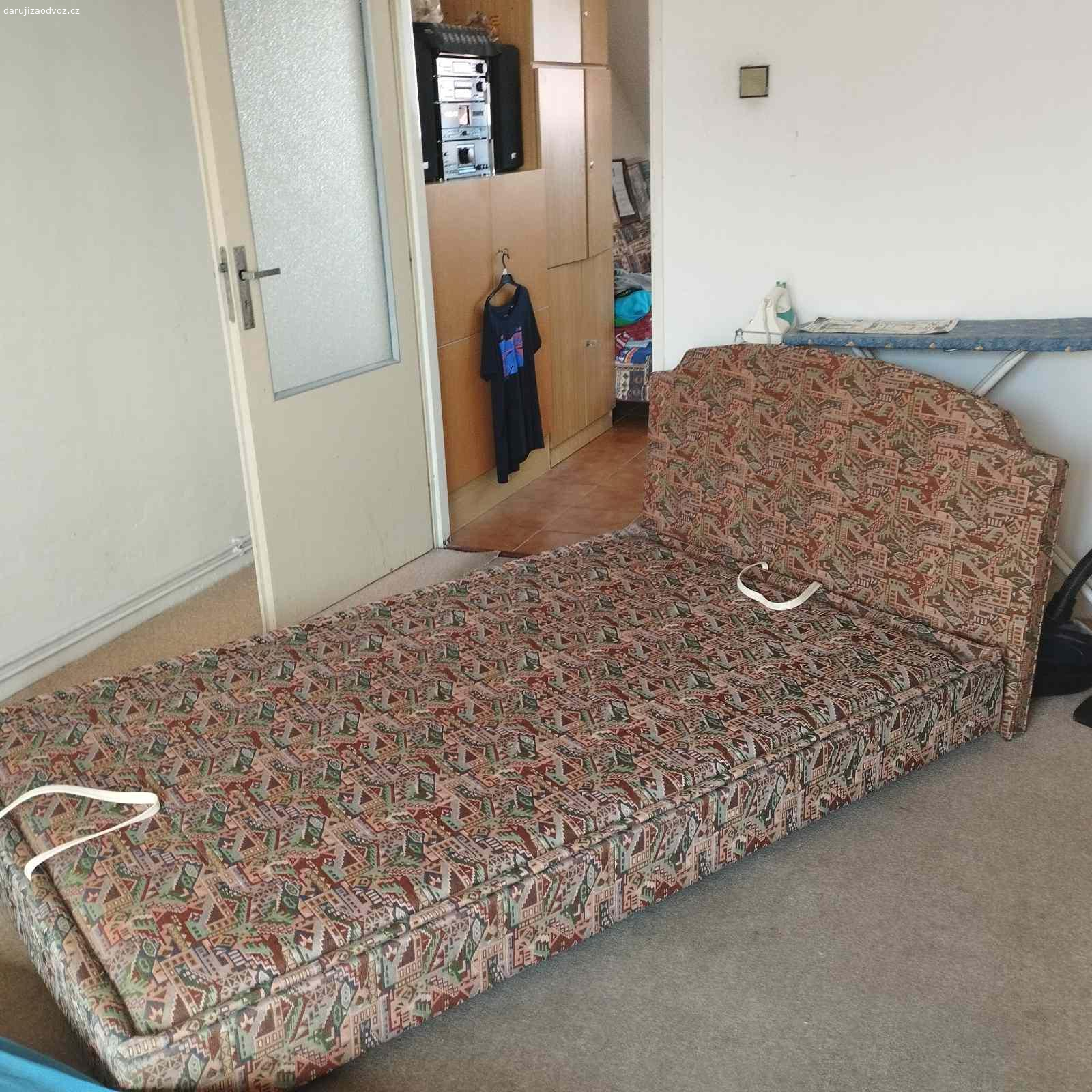 Daruji polohovací postel. Postel 130x200, polohovací hlava a nohy, s matrací, odnímatelné čelo postele. Postel je nyní rozložená