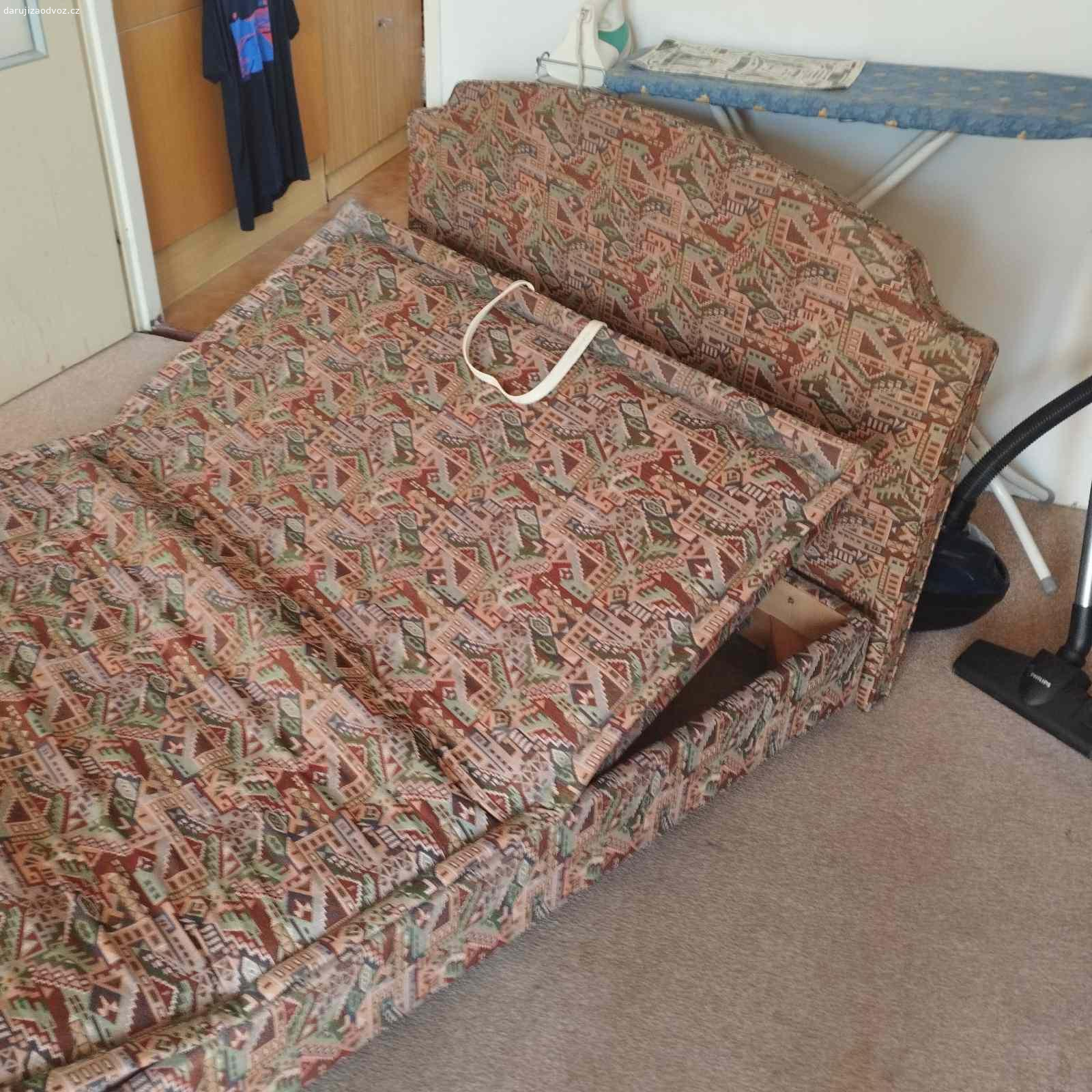 Daruji polohovací postel. Postel 130x200, polohovací hlava a nohy, s matrací, odnímatelné čelo postele. Postel je nyní rozložená