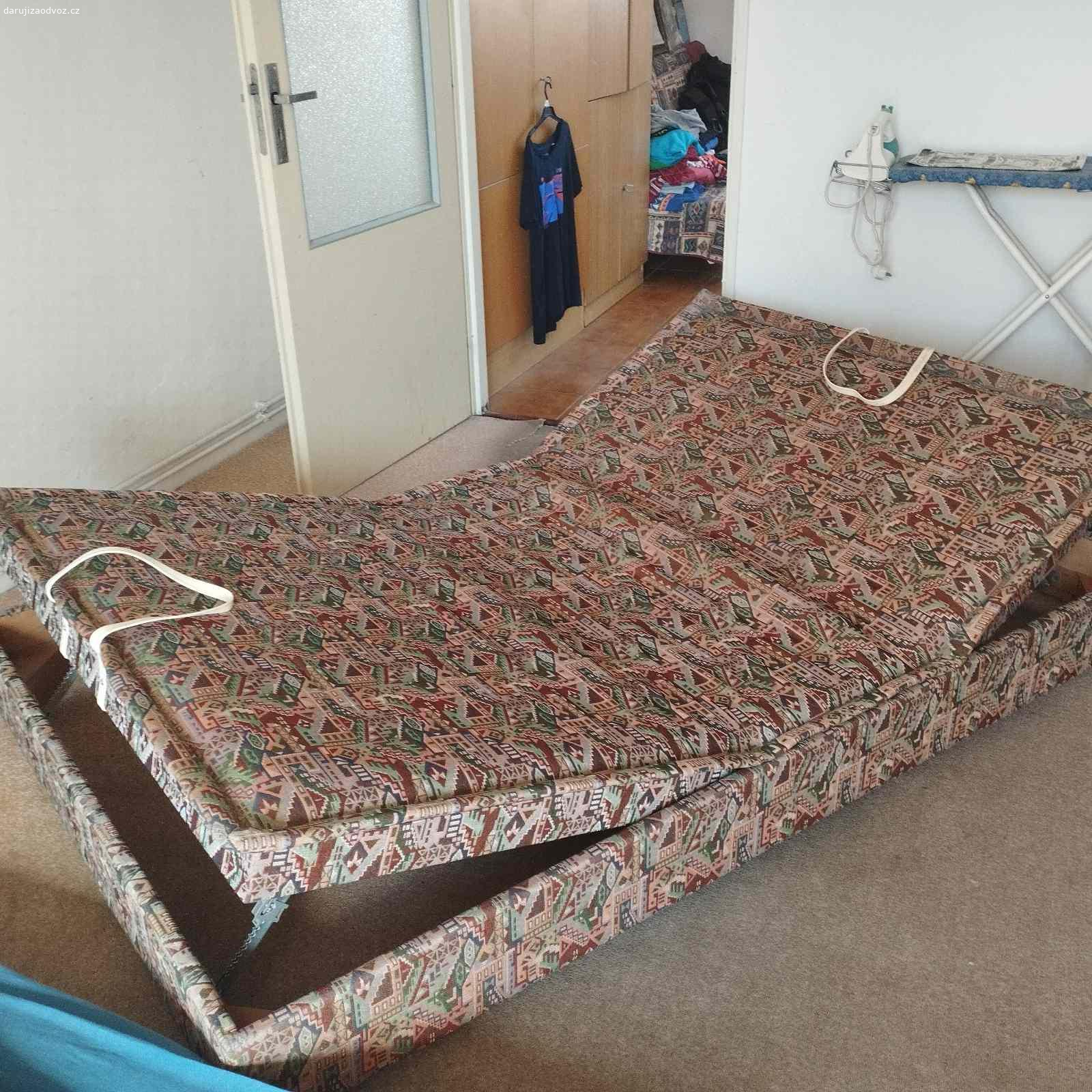Daruji polohovací postel. Postel 130x200, polohovací hlava a nohy, s matrací, odnímatelné čelo postele. Postel je nyní rozložená