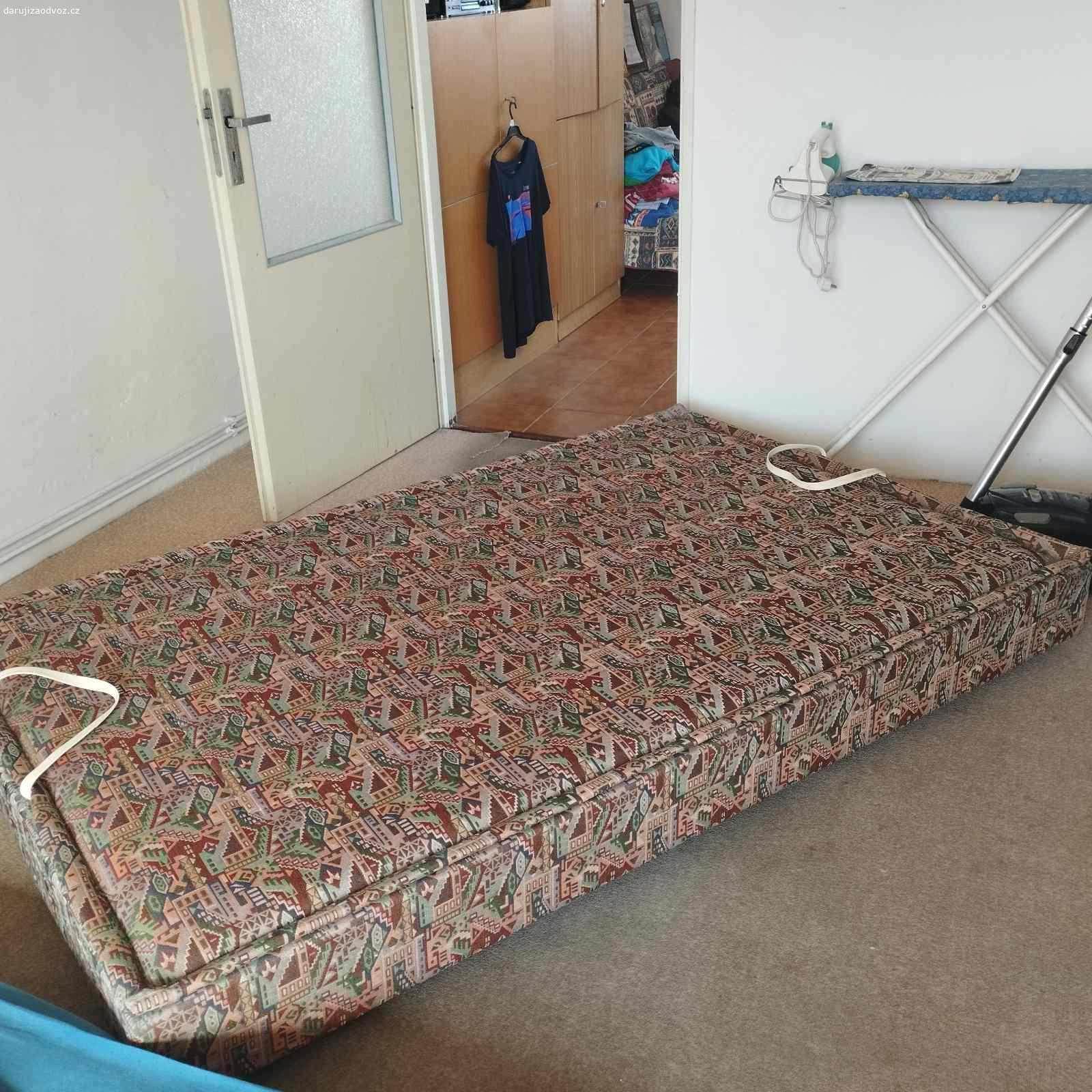 Daruji polohovací postel. Postel 130x200, polohovací hlava a nohy, s matrací, odnímatelné čelo postele. Postel je nyní rozložená