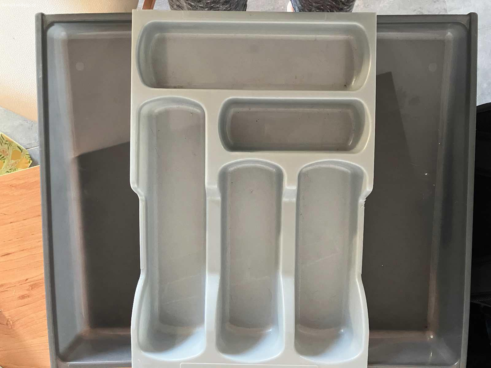 Daruji pořadač. Příborník do zásuvky