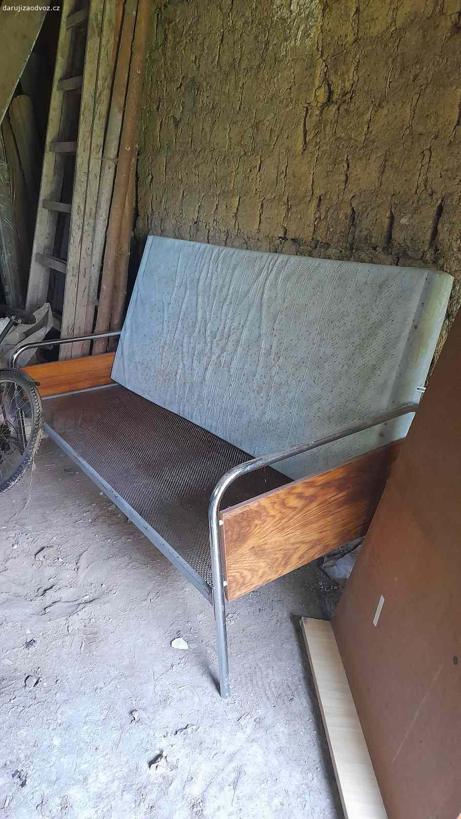 Daruji postel a valendu. Daruji válendu a postel s kovovým roštem.