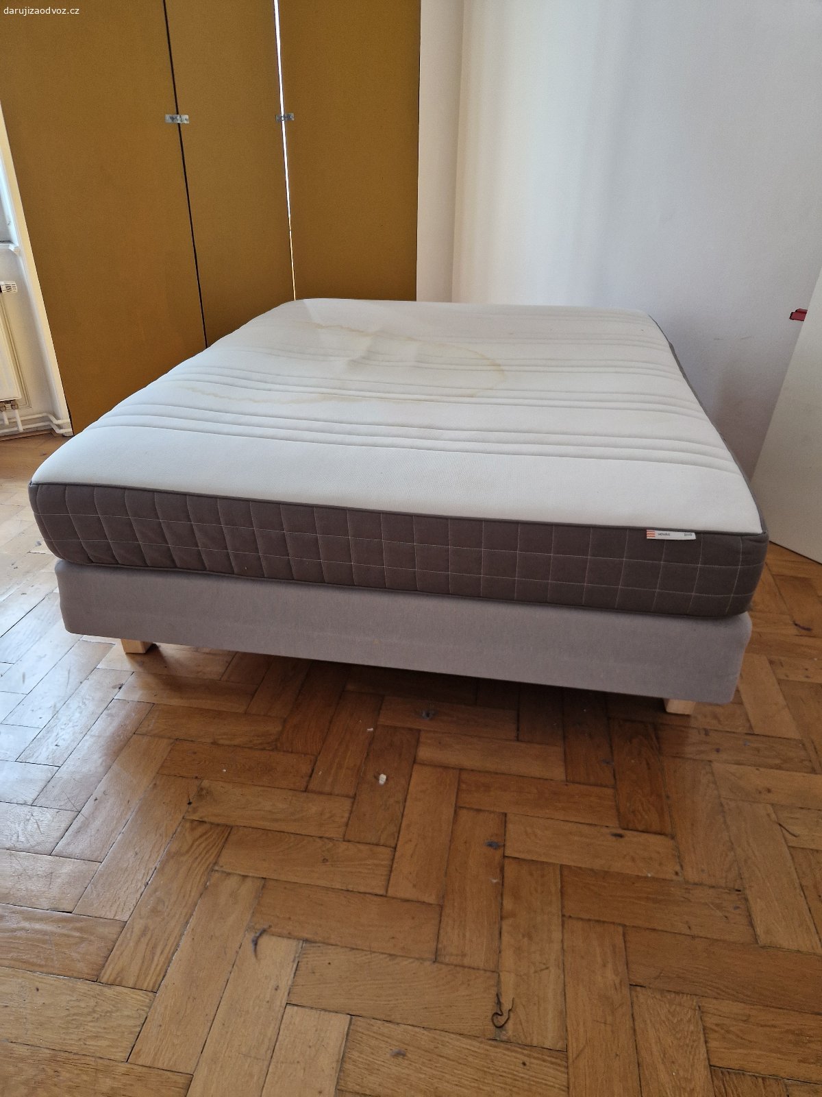 Daruji postel IKEA i a matrací. 140 x 200. Matrace měkká, ale politá čajem- žádný žápach!!! Nalomené střední prkno, ale jinak čistý bytový stav. Chvátá!
