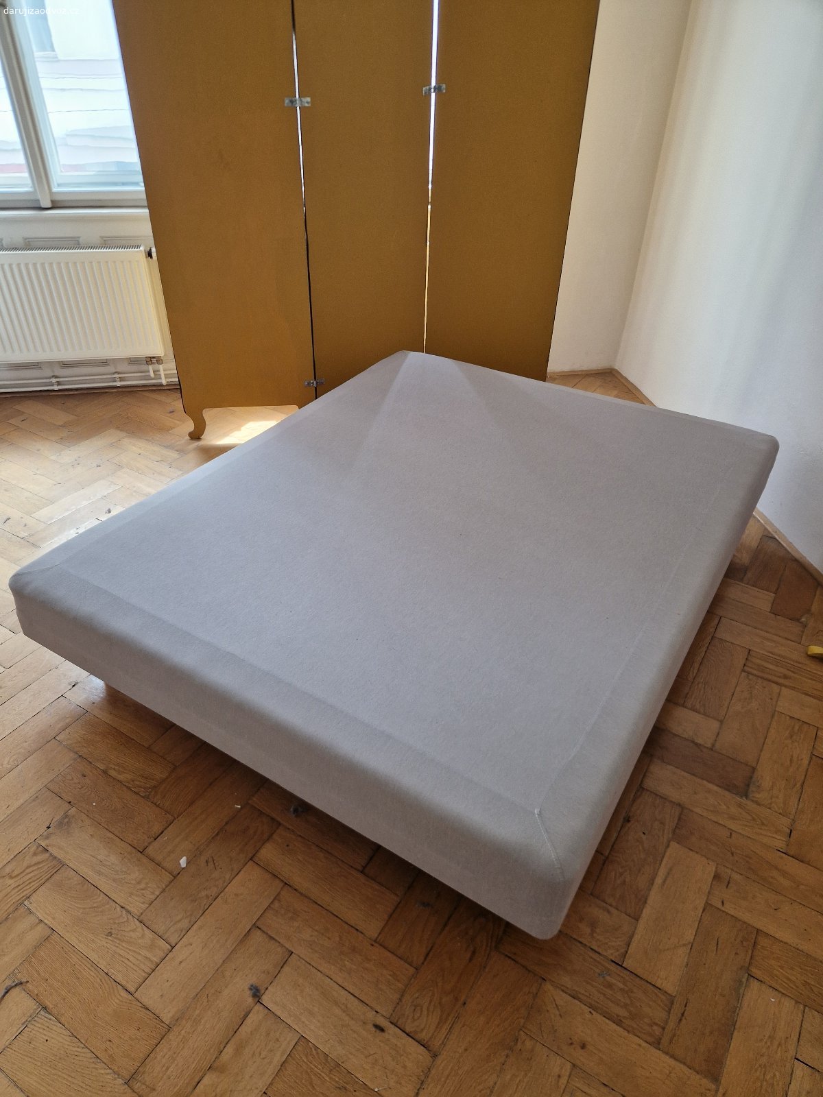 Daruji postel IKEA i a matrací. 140 x 200. Matrace měkká, ale politá čajem- žádný žápach!!! Nalomené střední prkno, ale jinak čistý bytový stav. Chvátá!