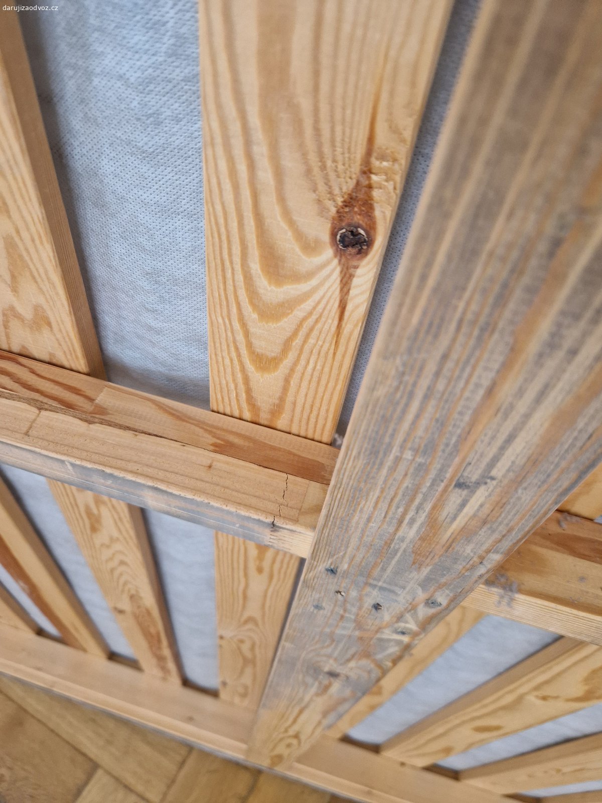Daruji postel IKEA i a matrací. 140 x 200. Matrace měkká, ale politá čajem- žádný žápach!!! Nalomené střední prkno, ale jinak čistý bytový stav. Chvátá!