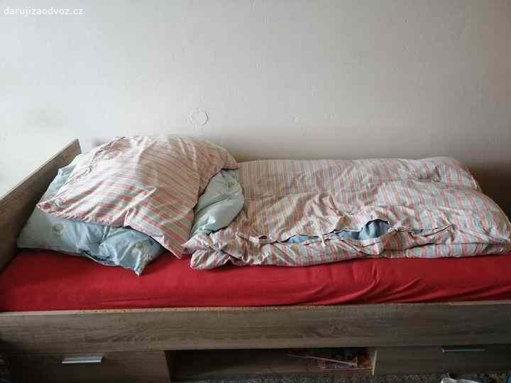 Daruji postel jednoluzko s matraci. v dobrém stavu