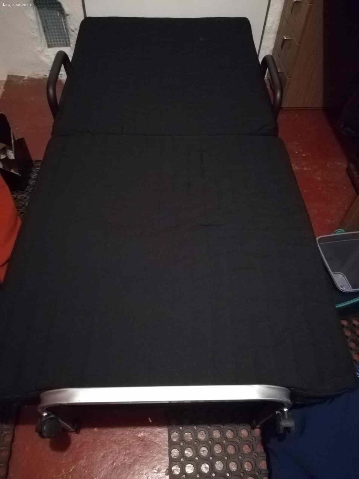 Daruji postel pro hosty. Skoro novou postel s polštářem a dekou