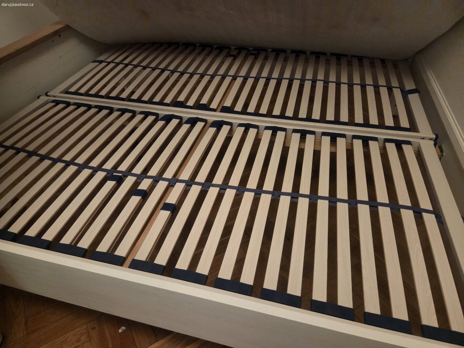 Daruji postel s matrací a rošty. Daruji postel se vším všudy. Matrace má 180cm na 200cm. Potřebuji vyvézt do úterý večer. Vše zdarma, ale chtěla bych zájemce poprosit jestli by mi pomohl svým vozem odvézt zbytek nabytku o který nemá nikdo zájem na sběrný dvůr, který je asi jen kilometr daleko.
