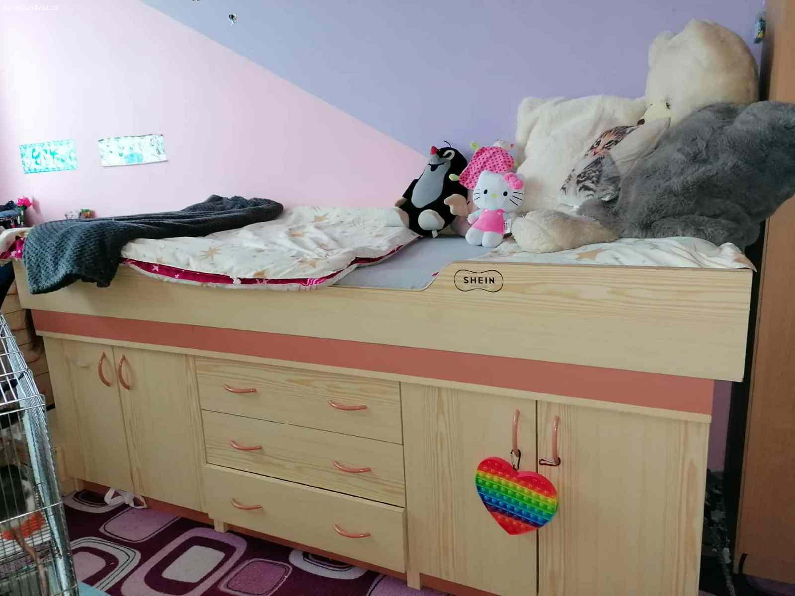 Darují postel s uložným prostorem bez matrace. 90x200 +schůdky