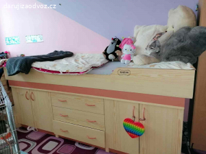 Darují postel s uložným prostorem bez matrace
