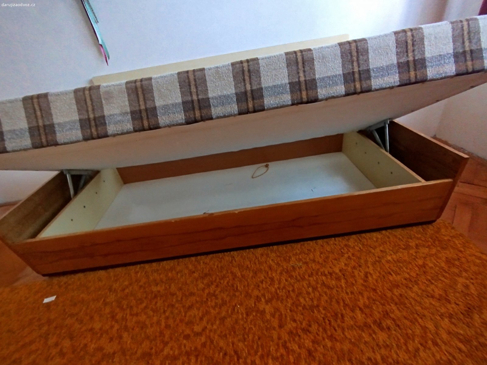 Daruji postel s úložným prostorem.. Daruji postel s úložným prostorem.