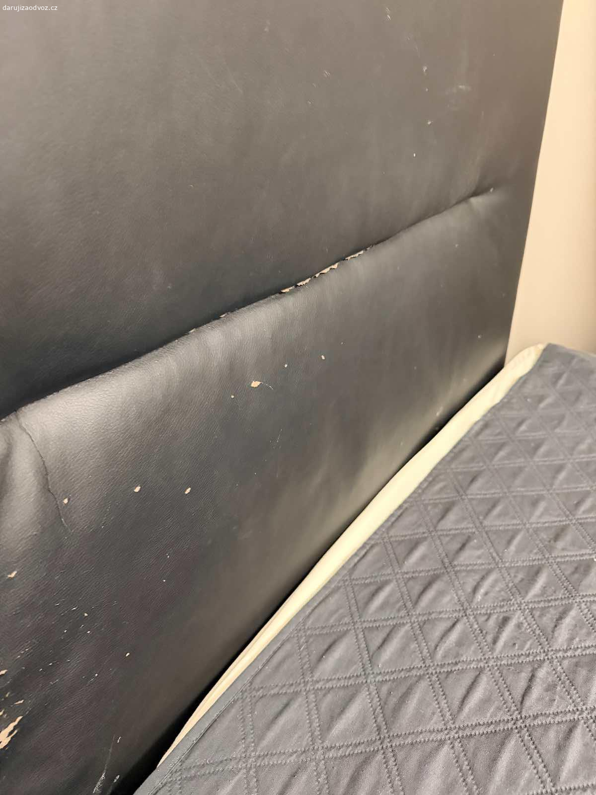 Daruji postel za odvoz. Daruji manzelskou postel za odvoz, bez rostu (180x200)
Stale funkcni, ale odrene celo postele
Drobne praskliny a oderky na dalsich mistech

Moznost vyresit novym celem

Celkove rozmery cela 200x125 cm
Rost postele 190x205 cm

Pokud by mel nekdo zajem o funkcni polohovaci rosty, nevyuzivali jsme. Cena 2000 Kc.

Postel musi rychle pryc, do 18.2.2026, pak bude odvezena na sberny dvur ?