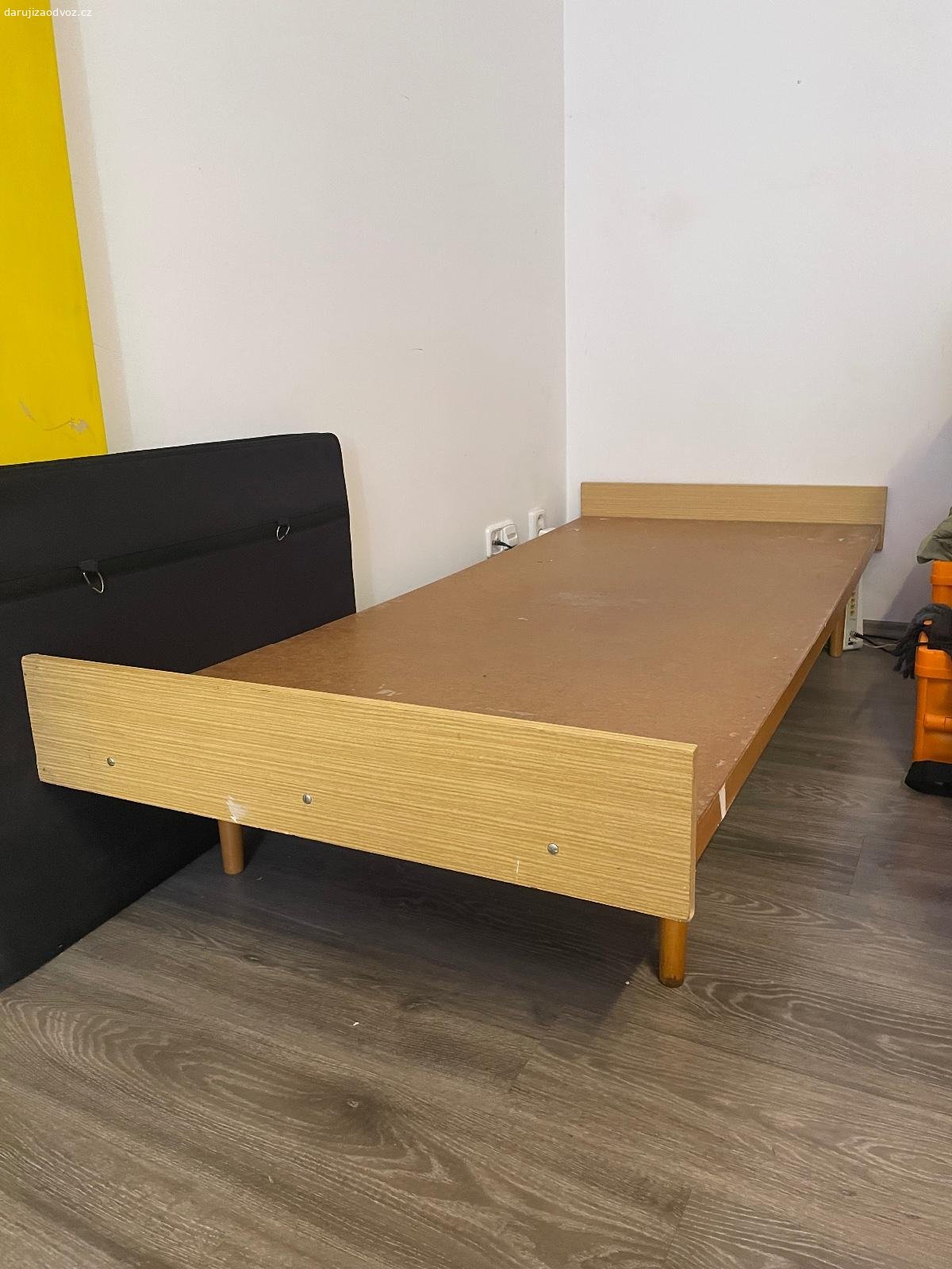 Daruji postel za odvoz. Daruji jednolůžkovou postel za odvoz Praha. Velikost je 180/85. Prosím psát sms