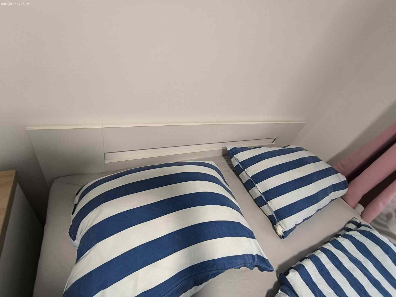 Daruji postel. Daruji postel bez matrace za odvoz (případně něco malého pro syna?) 
Postel sice trochu vrže, ale když se přitáhne tak by to mohlo být v pohodě. K posteli jsou dva kvalitní rošty a dva šuplíky pod postel.
Neměl by někdo zájem, než postel odvezeme na sběrák