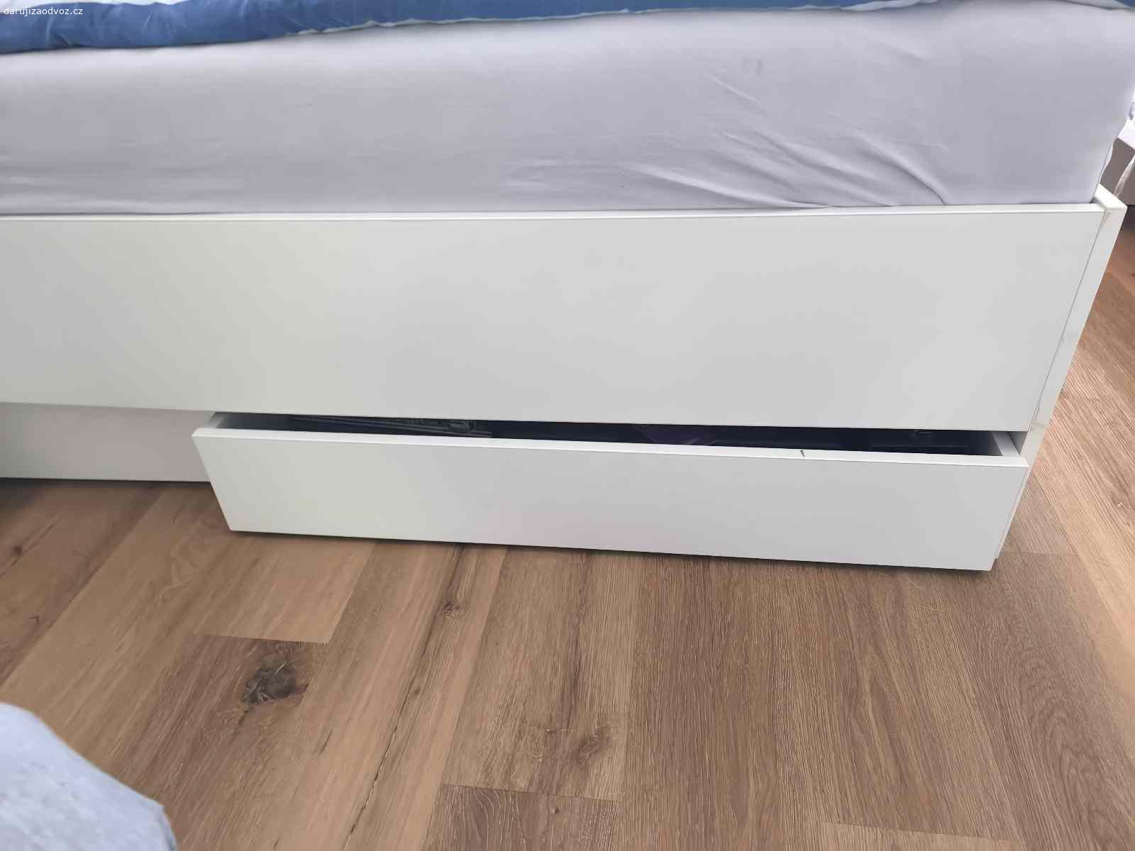 Daruji postel. Daruji postel bez matrace za odvoz (případně něco malého pro syna?) 
Postel sice trochu vrže, ale když se přitáhne tak by to mohlo být v pohodě. K posteli jsou dva kvalitní rošty a dva šuplíky pod postel.
Neměl by někdo zájem, než postel odvezeme na sběrák